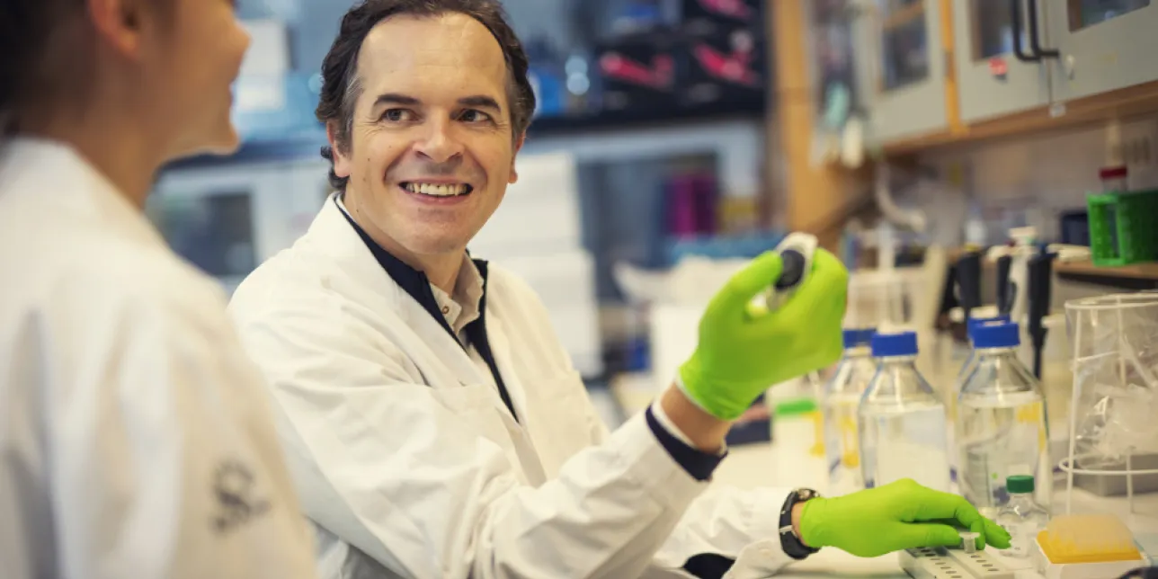Photo of Filipe Pereira in the lab.