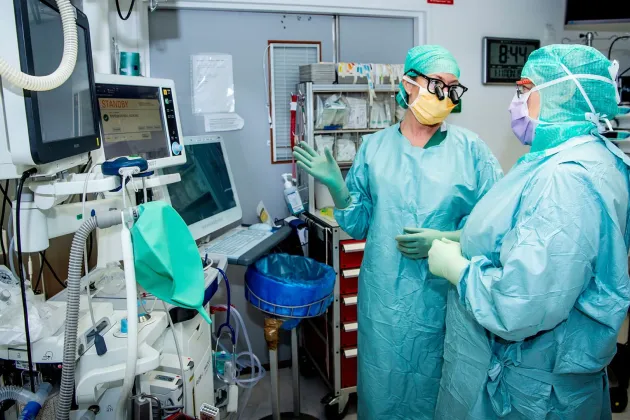 Photo of Sandra Linstedt and a fellow healthcare worker pictured in action in Skåne University Hospital in Lund.