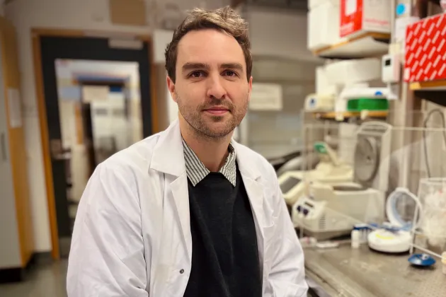 Portrait of Christopher Douse in the lab. Photo.