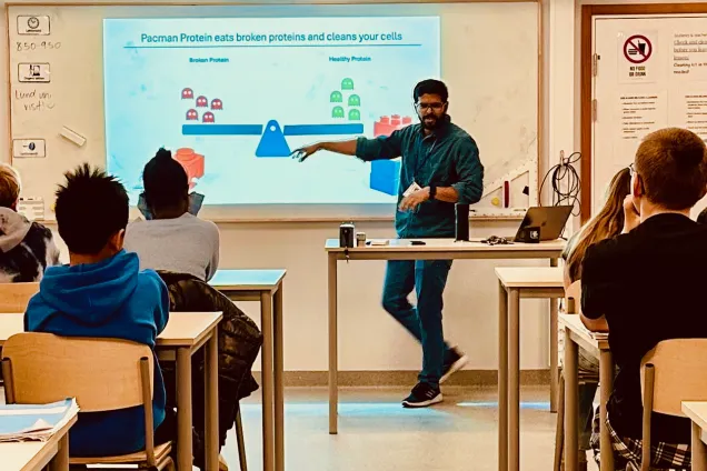 Lund University researcher presenting to a classroom of middle school students during Science to Schools 2025.