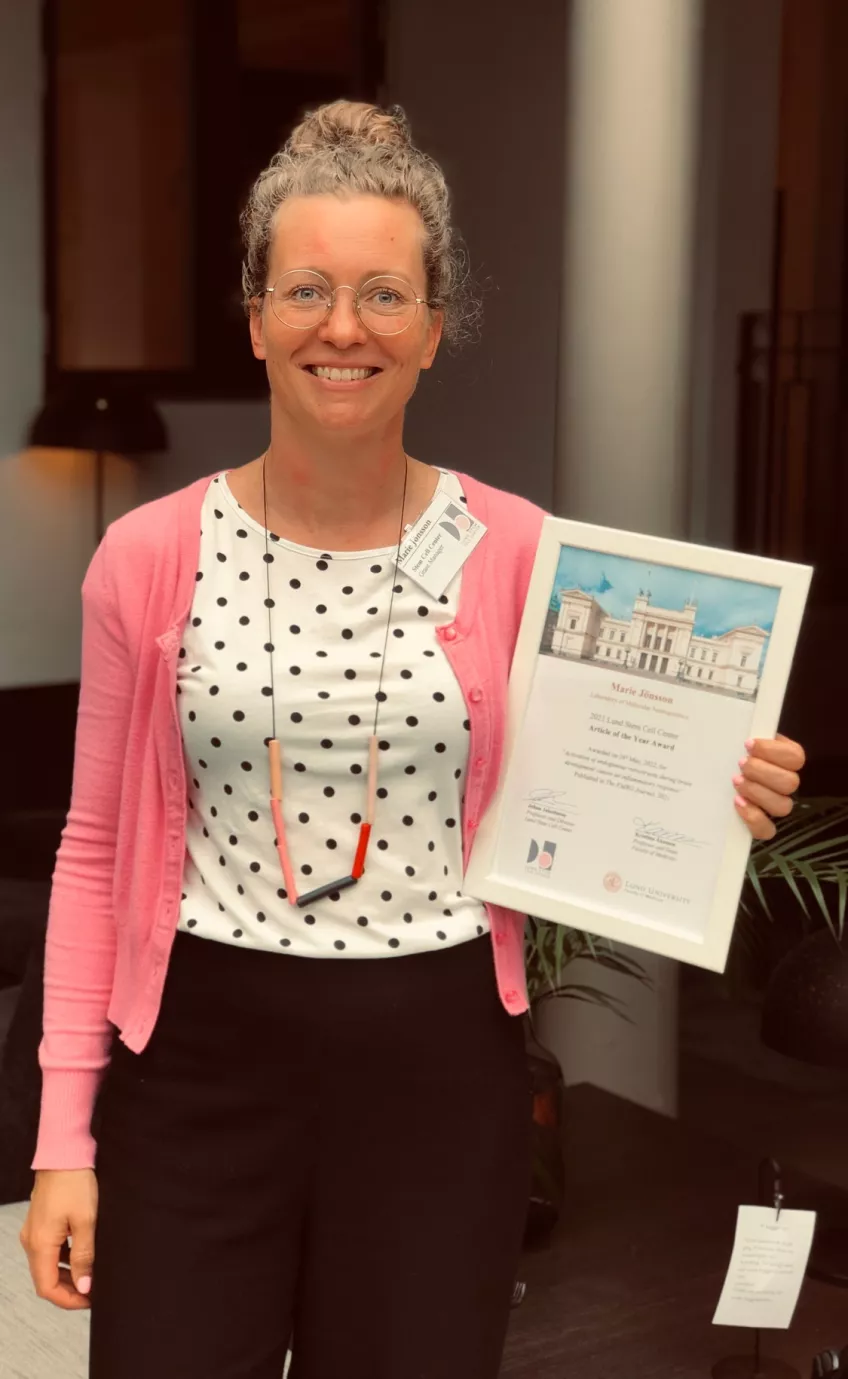 Marie Jönsson holding the Article of the Year Award 2021. Photo: Alexis Luis.