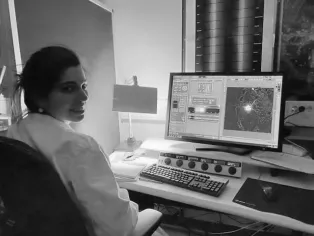 Photo of Carla Azevedo while doing confocal imaging for an experiment at Lund University.