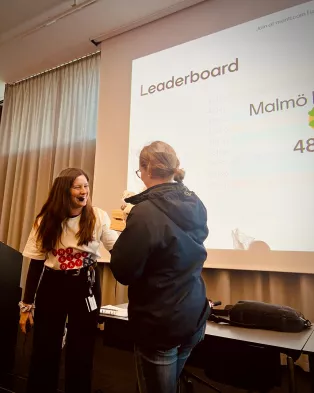 Malmö Latinskola being awarded the UniStem Day 2024 quiz prize. Photo.